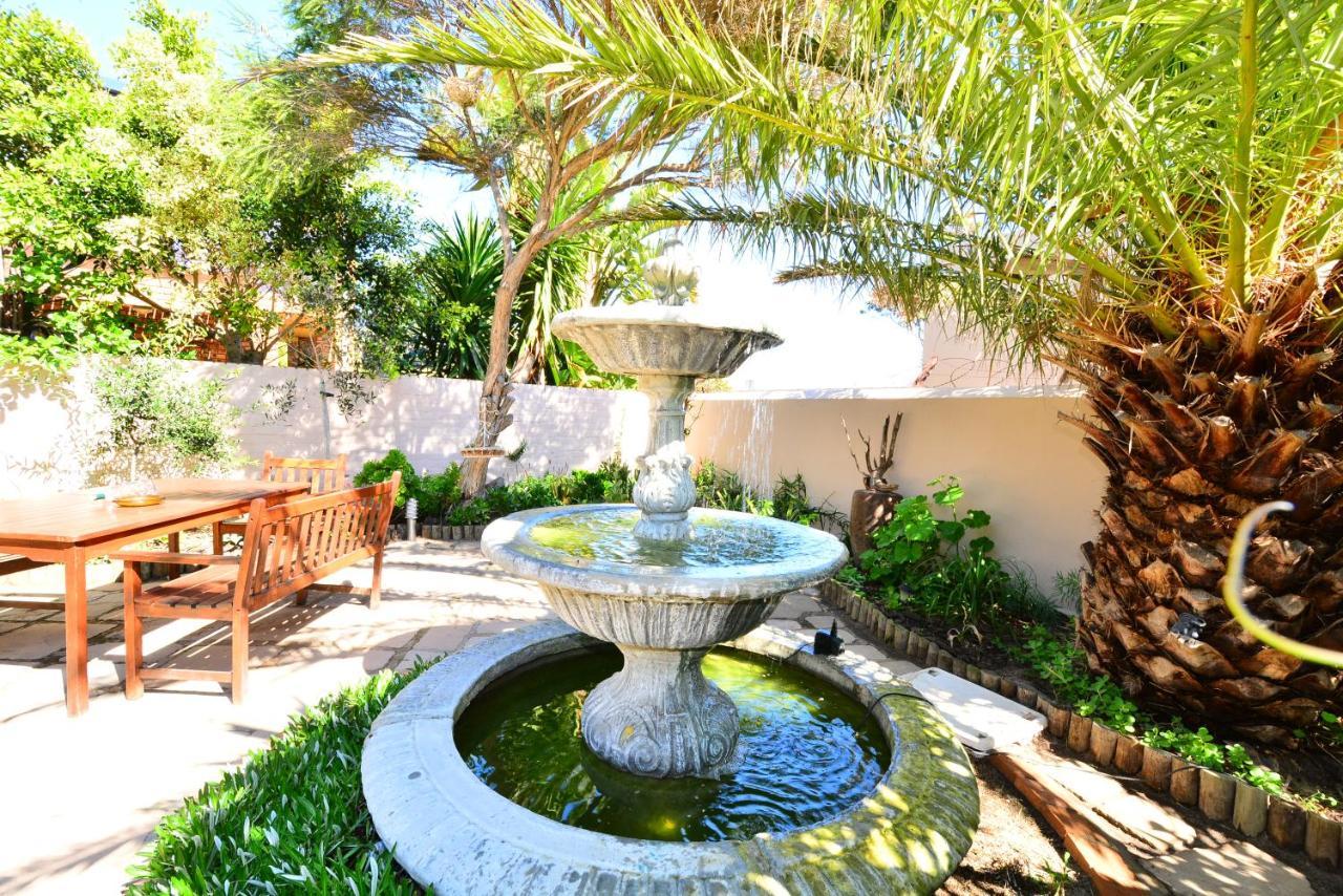 Secret Garden Guesthouse Bloubergstrand Eksteriør billede